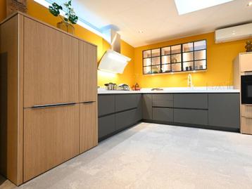 M-5 Strakke, moderne keuken met houten accenten beschikbaar voor biedingen
