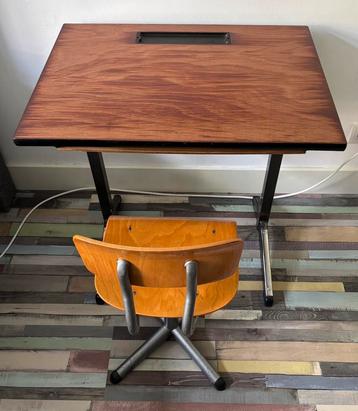 Vintage knder tafel / bureau / lessenaar plus stoel beschikbaar voor biedingen