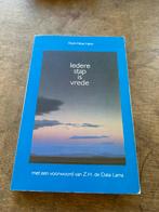 Iedere Stap Is Vrede - Thich Nhat Hanh, Boeken, Ophalen of Verzenden, Zo goed als nieuw, Meditatie of Yoga, Achtergrond en Informatie