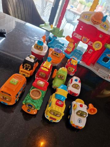 Toet toet autobaan met 11 autos beschikbaar voor biedingen