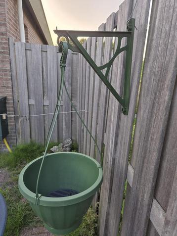 Hang plantenbak met waterreservoir beschikbaar voor biedingen