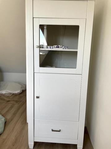 Witte Happy Home kast voor babykamer met hang- en leg beschikbaar voor biedingen