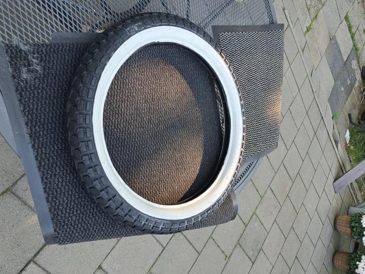 Buitenband met witte rand, Fietsen en Brommers, Brommeronderdelen | Algemeen, Nieuw, Overige typen, Ophalen