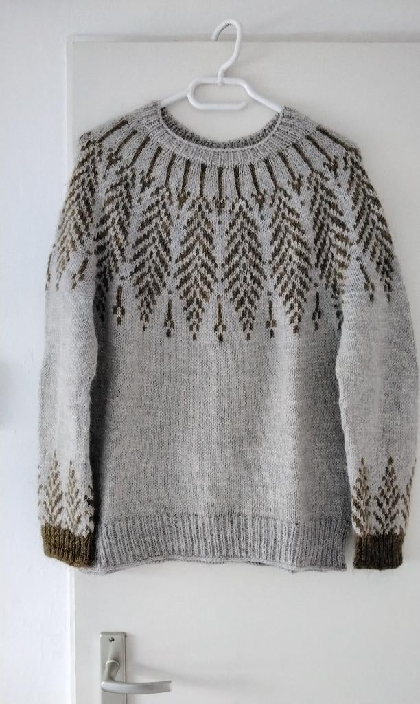 Handgebreide wollen trui met uniek patroon, maat 38/40, Kleding | Dames, Truien en Vesten, Ophalen of Verzenden, Nieuw, Maat 38/40 (M)