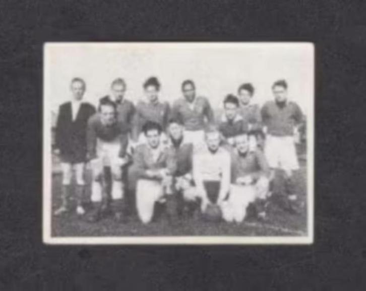 Voetbalplaatje Zwaagwesteinde te Zwaagwesteinde 1951-1952., Verzamelen, Overige Verzamelen, Zo goed als nieuw, Ophalen of Verzenden