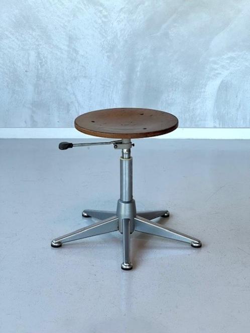 Ahrend de Cirkel tekentafelkruk atelier kruk vintage krukje, Huis en Inrichting, Krukjes, Gebruikt, Hout, In hoogte verstelbaar