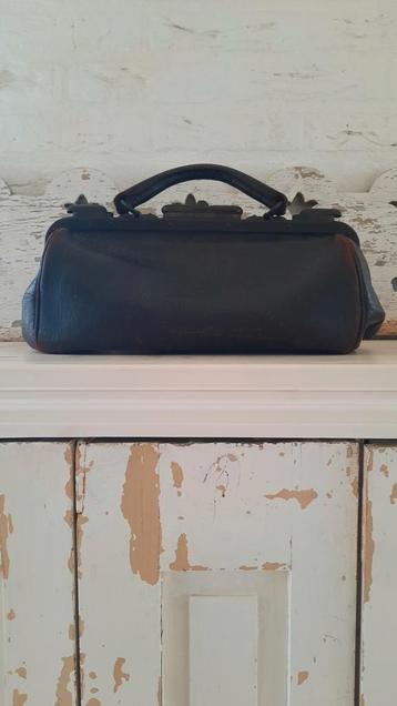 Kleine oude dokterstas (nuzzelspul) beschikbaar voor biedingen