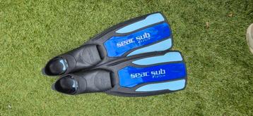 Flippers om mee te snorkelen of duiken. beschikbaar voor biedingen
