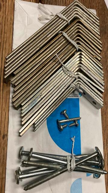 L-vormige metalen hoekbeugels, winkelhaken (hoekprofielen) beschikbaar voor biedingen