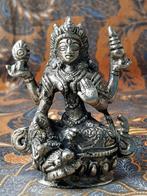 Mooi zwaar oud Oosters tempelbeeldje van brons 9,7 cm.