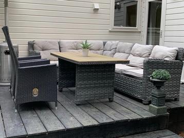Loungeset met stoelen en eettafel beschikbaar voor biedingen