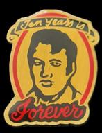 Elvis Presley Forever pin, Verzamelen, Speldjes, Pins en Buttons, Verzenden, Nieuw, Figuurtje, Speldje of Pin