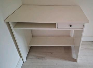 Leuk  wit buro beschikbaar voor biedingen