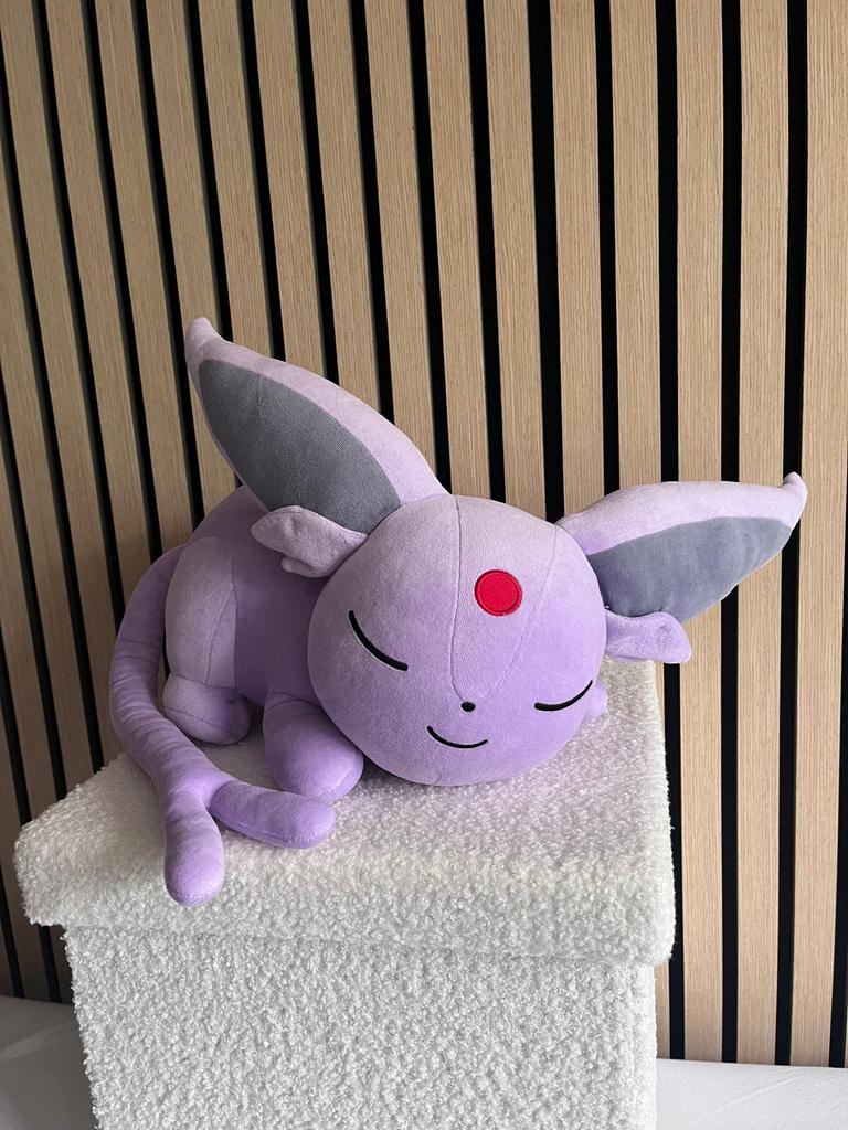 Slapende Sleeping Espeon Pokemon center nieuw, Kinderen en Baby's, Speelgoed | Knuffels en Pluche, Ophalen of Verzenden, Nieuw