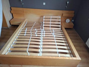 Ikea Malm bed 160x200 met nachtkastjes, bedbodems en topper beschikbaar voor biedingen