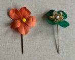 Twee Winterhulp WOII WHN bloemen speldjes, Verzamelen, Ophalen of Verzenden, Nederland, Embleem of Badge