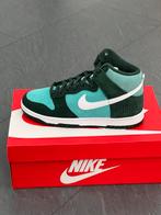 Dunk High Retro SE Athletic Club Pro Green/White EU 40.5, Overige kleuren, Nike Dunk High, Nieuw, Ophalen of Verzenden