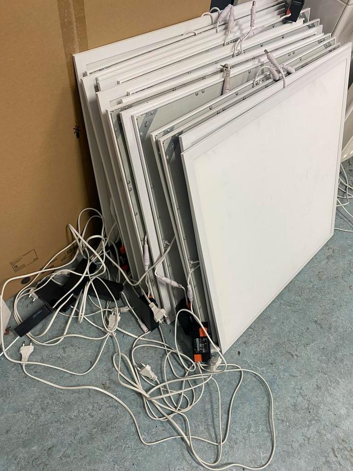 Complete partij LED panelen + opbouwframes – 25 stuks – €370, Zakelijke goederen, Kantoor en Winkelinrichting | Winkel en Inventaris