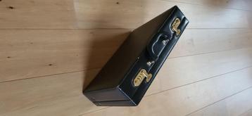 Originele vintage zwart leren attachékoffer. beschikbaar voor biedingen