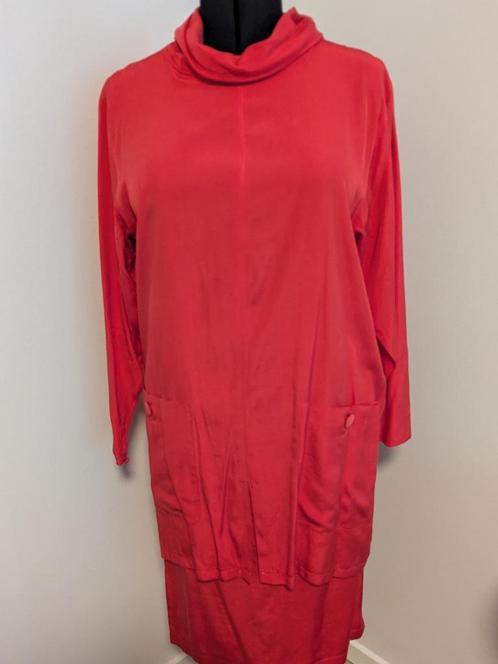 Rood zijden ensemble,rok en tuniek maat 42/44, Kleding | Dames, Gelegenheidskleding, Zo goed als nieuw, Overige typen, Maat 42/44 (L)