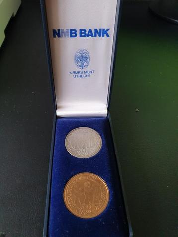 NEDERLAND, 400 jaar moord op Willem van Oranje 1984 2 medail beschikbaar voor biedingen