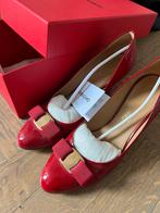 Ferragamo Pumps - Maat 41.5 - Zeer Goede Staat, Kleding | Dames, Schoenen, Pumps, Ophalen of Verzenden, Zo goed als nieuw, Rood