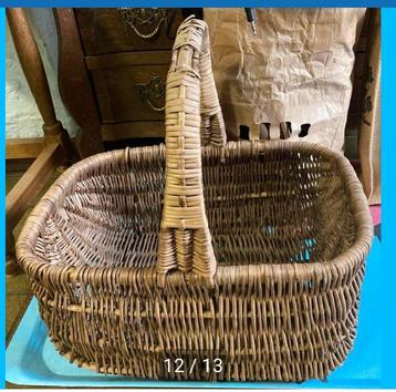 Vintage retro Rechthoekig Rieten Mandje met Handvat beschikbaar voor biedingen