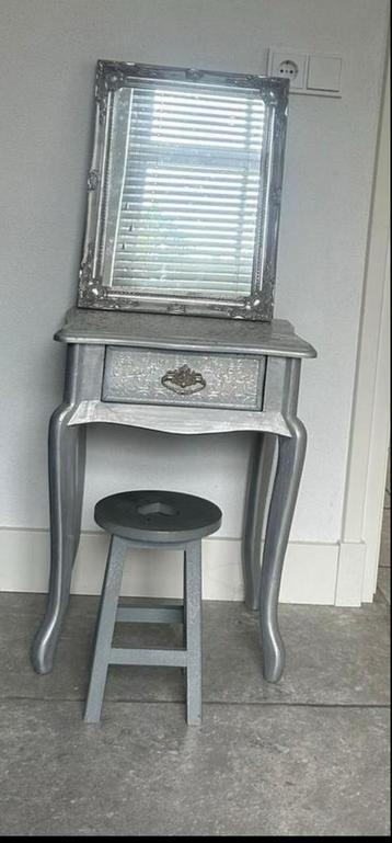 Kaptafel met spiegel beschikbaar voor biedingen