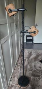 Industriële vloerlamp met houten accenten., Ophalen of Verzenden, Zo goed als nieuw, 150 tot 200 cm, Metaal