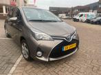 Toyota Yaris 1.5  Hybrid 55KW 5DRS 2016 Grijs Trekhaak, Auto's, 4 cilinders, 1060 kg, 73 pk, Volledig hybride