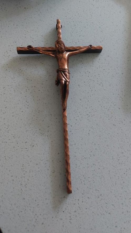 Kruisbeeld met Jezus vintage ijzer 188 gram gekleurd brons, Antiek en Kunst, Antiek | Religie, Ophalen of Verzenden