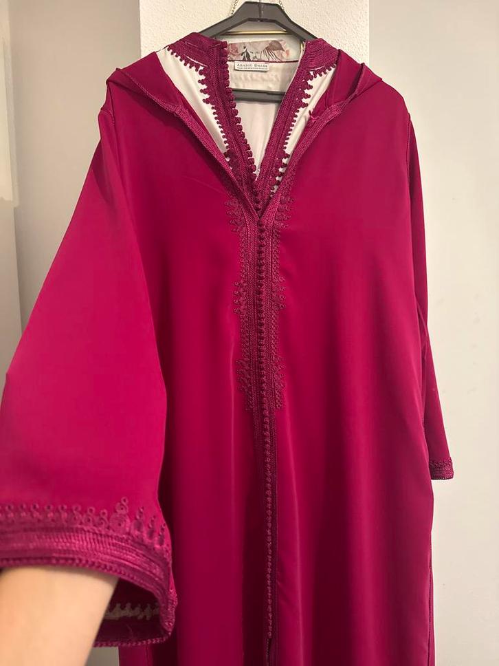 Tweedelige Jeleba - Arabic Dresses, Kleding | Dames, Jurken, Zo goed als nieuw, Maat 38/40 (M), Roze, Onder de knie, Ophalen of Verzenden
