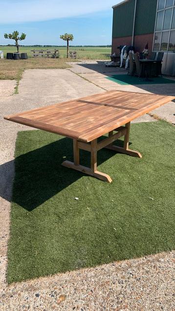 Tuintafel beschikbaar voor biedingen