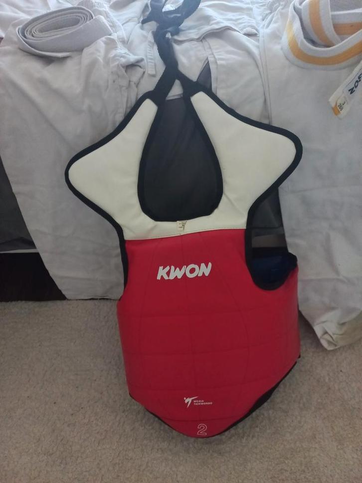 Taekwondo Pak & Borstbeschermer Kwon - Maat M, Sport en Fitness, Vechtsporten en Zelfverdediging, Gebruikt, Taekwondo, Vechtsportpak