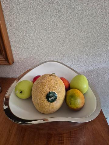Mooie fruitschaal wit met zilver beschikbaar voor biedingen