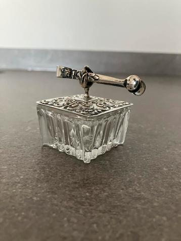 Zoetjespotje glas met zilveren deksel en knijper beschikbaar voor biedingen