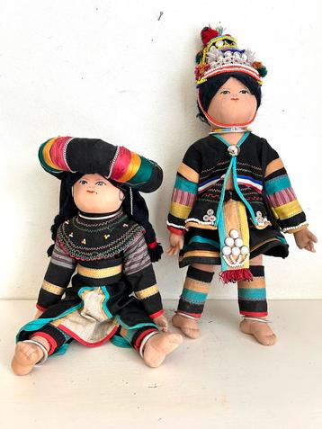 Twee textiel popen wereldpop Thailand Natione kleding beschikbaar voor biedingen