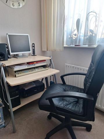 Computerbureau met stoel beschikbaar voor biedingen