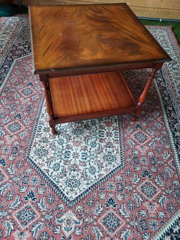 Leuke kleine tafel met onder blad  beschikbaar voor biedingen