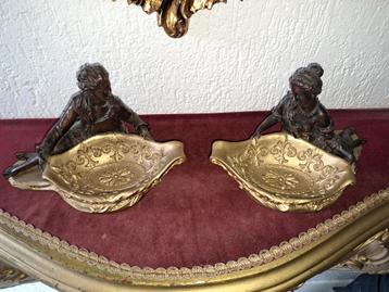 Leuke bronskleurige beeldjes met goudkleurig bewerkt bakje. beschikbaar voor biedingen