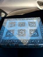 Decoratieve metalen doos met olifanten, Minder dan 50 cm, Gebruikt, Overige materialen, Minder dan 50 cm