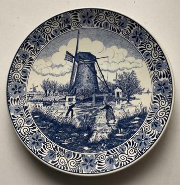Delfts blauw wandbord met afbeelding van een Winters polder  beschikbaar voor biedingen