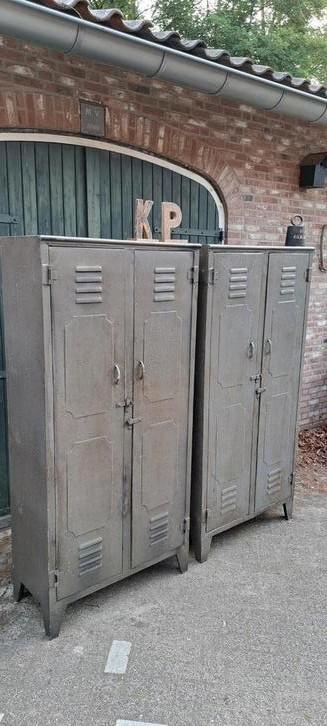 Prachtige metalen industriële locker kast in oude look beschikbaar voor biedingen