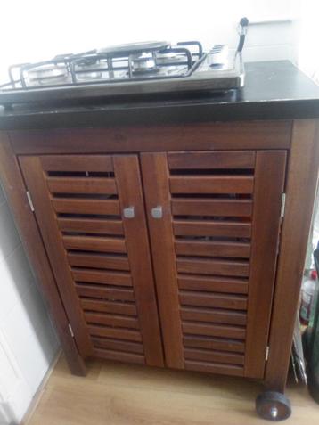 Kast met wielen, barbecuekast. Er zitten 2 wielen onder.  beschikbaar voor biedingen