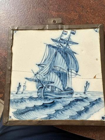 Antieke tegel zeilboot in lijst (beschadigd) beschikbaar voor biedingen