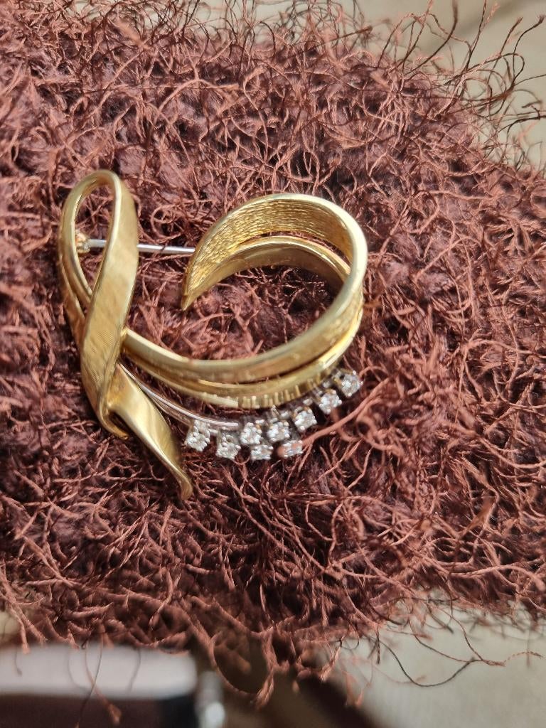 14 krt bic. fantasie broche met ca, 0.36 crt natuurlijk diam, Minder dan 4 cm, Nieuw, Ophalen of Verzenden, Met edelsteen