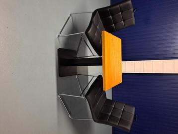 Bistrotafel met stoelen beschikbaar voor biedingen