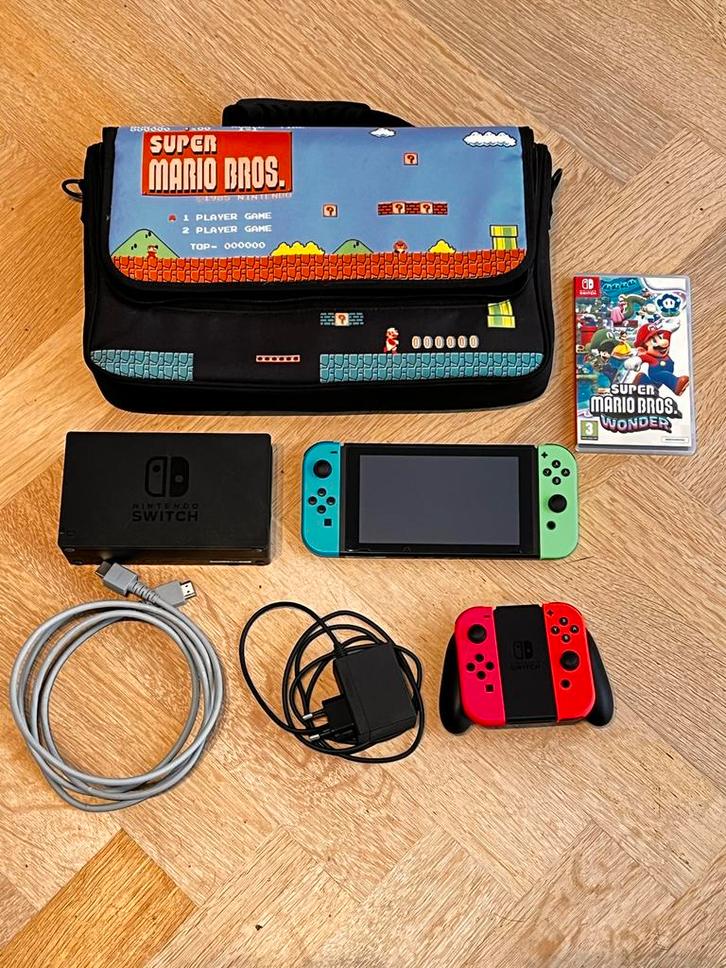 Nintendo Switch + Mario Wonder + Extra Joy-Cons, Spelcomputers en Games, Games | Nintendo Switch, Gebruikt, Platform, 3 spelers of meer