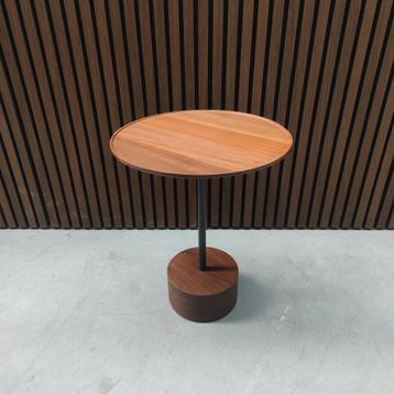 Cassina Occasional table - low American Walnut beschikbaar voor biedingen