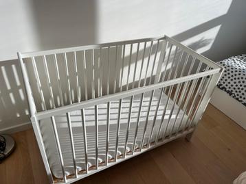 Wit IKEA ledikant, compleet. Met matras, hoeslakens en laken beschikbaar voor biedingen